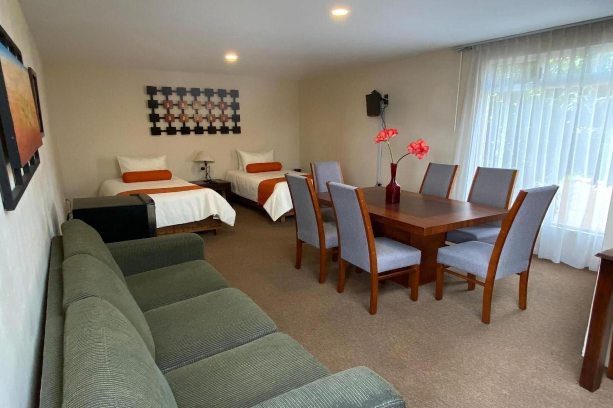 Capital O La Huerta Golf & Hotel Чолула Экстерьер фото
