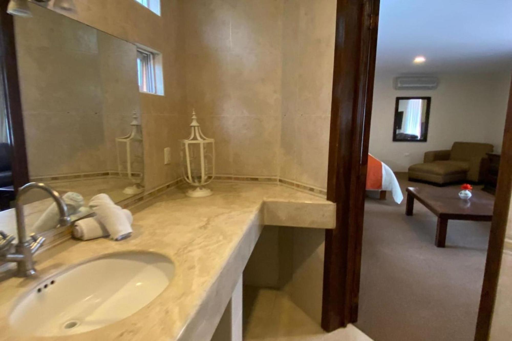 Capital O La Huerta Golf & Hotel Чолула Экстерьер фото